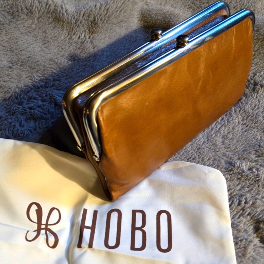 Lauren Clutch-Wallet in Truffle